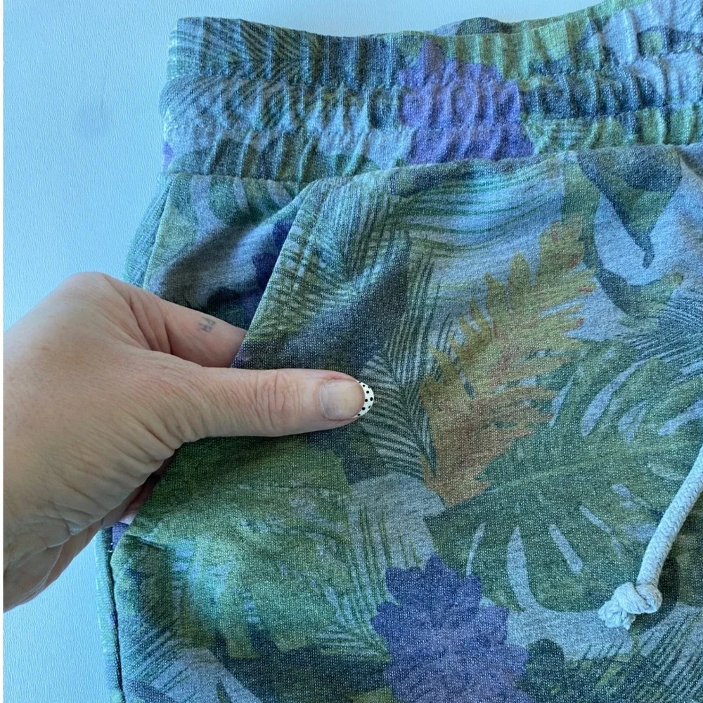 HM‎ Divided Mens Tropical Floral Sweat Shorts Gray Green Purple Raw Hem Size M